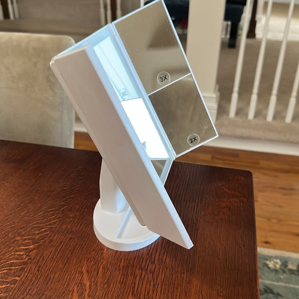 Three panel LED lighted make up mirror - Picture 4 of 10